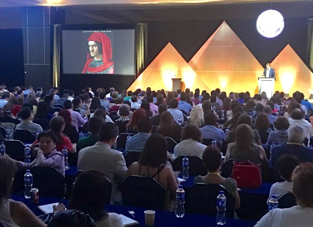 Lorenzo de' Medici speaking at the Cumbre Prosperidad Pasión prosperity conference